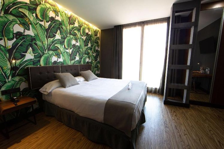 DOUBLE QUEEN SIZE BED Room