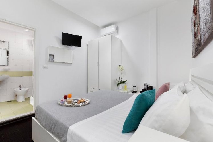 Double or Twin WITH DOUBLE BED Room