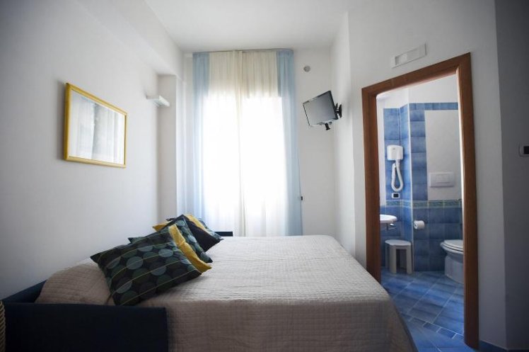 STUDIO QUEEN SIZE BED Room
