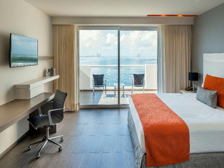 DOUBLE DELUXE KING BED Room