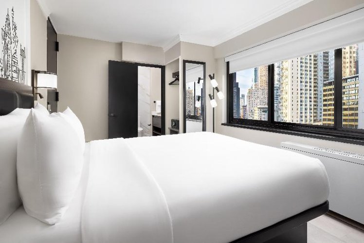 DOUBLE PREMIUM QUEEN BED Room