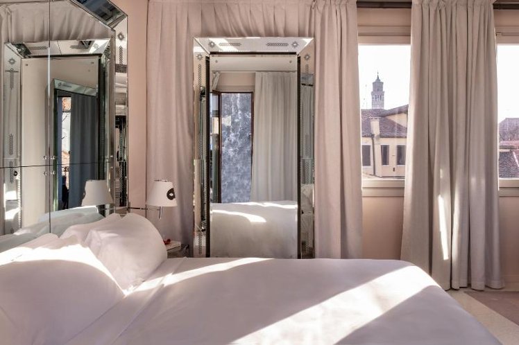 SUITE CITY VIEW KING BED Room