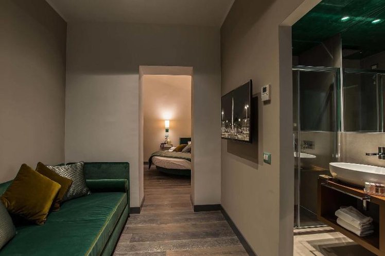 DOUBLE DELUXE KING BED Room