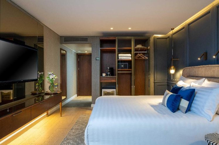 DOUBLE KING SIZE BED Room