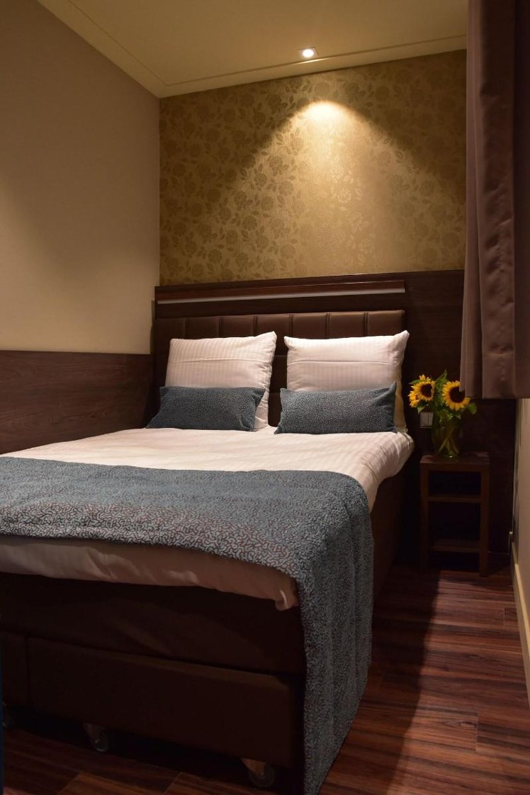 SINGLE WITH DOUBLE BED Room