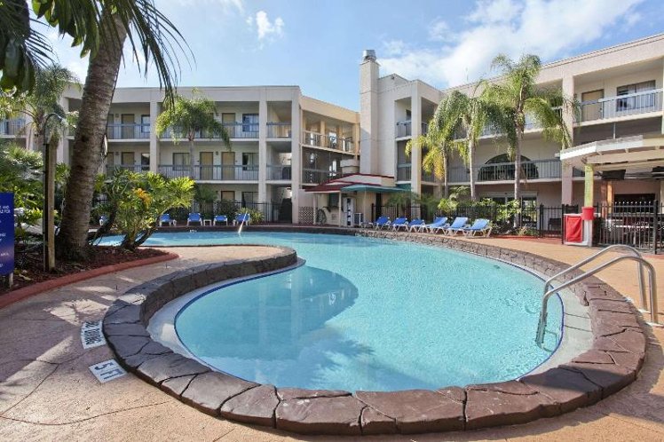 Baymont by Wyndham Tampa Near Busch Gardens