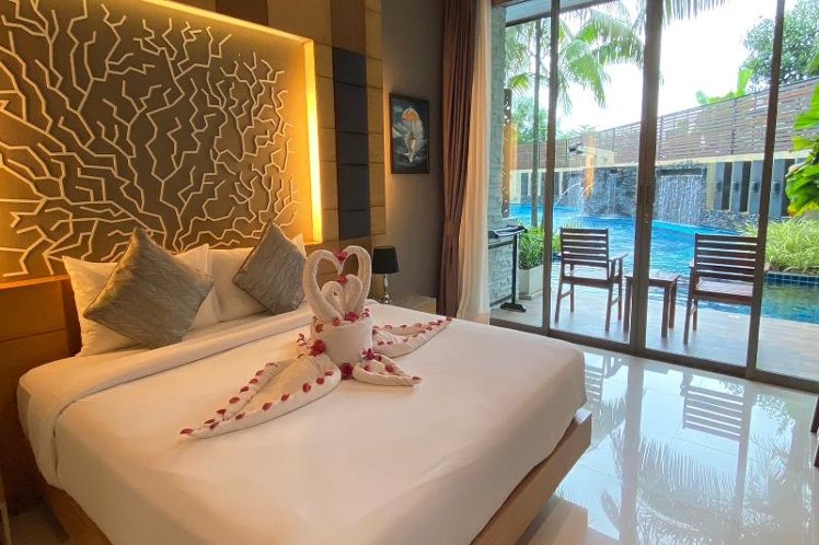 DOUBLE POOL VIEW Room
