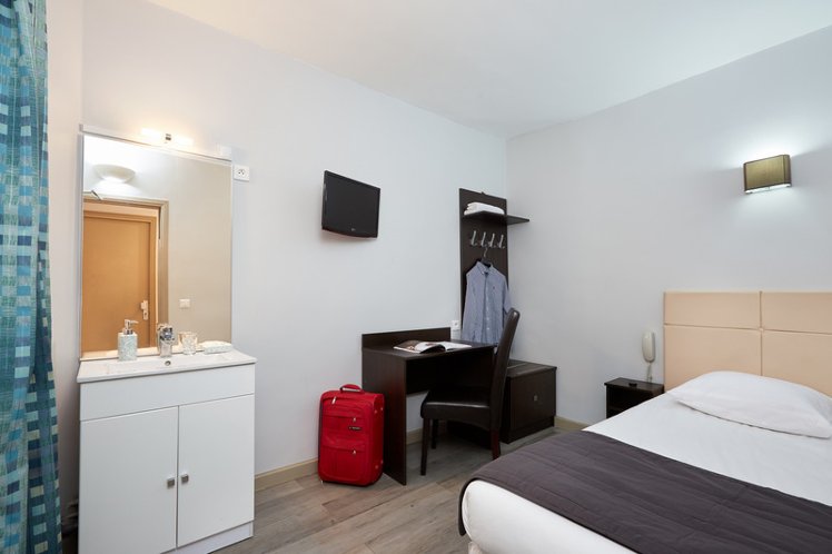 SINGLE WITH SHARED BATHROOM Room