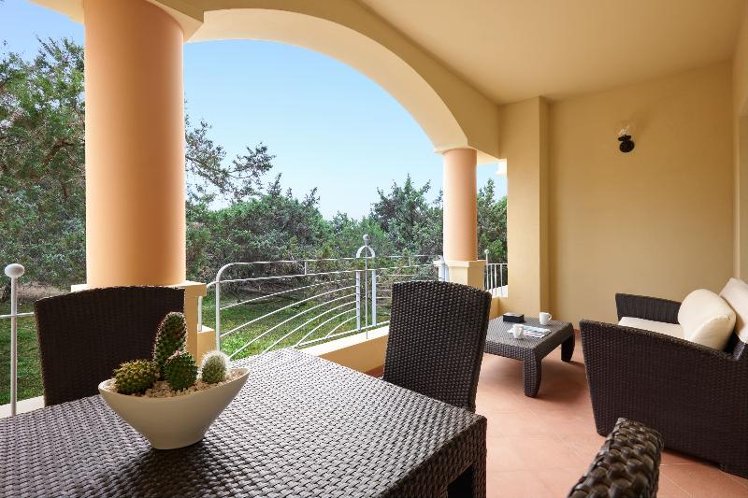 FAMILY ROOM GARDEN VIEW Room