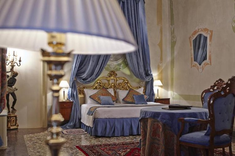 JUNIOR SUITE STANDARD Room