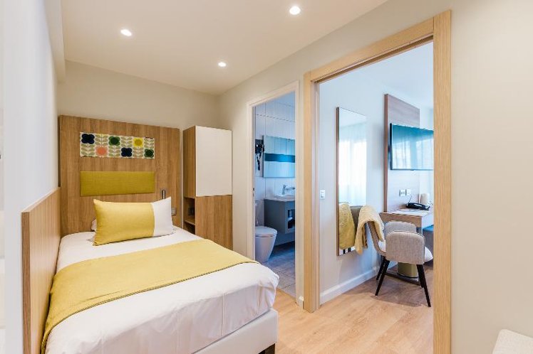 TRIPLE TWO BEDS Room