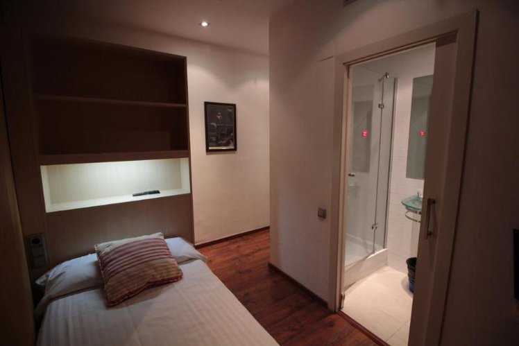 SINGLE STANDARD Room