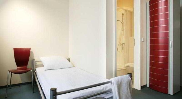 SINGLE WITH SHARED BATHROOM Room