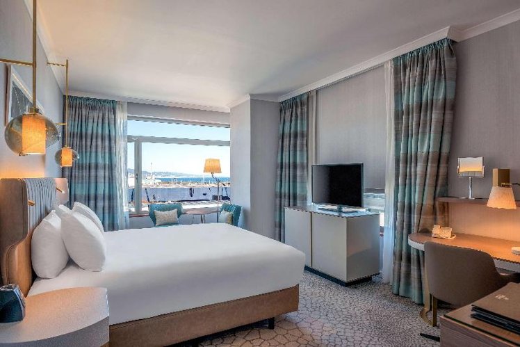DOUBLE DELUXE KING BED Room