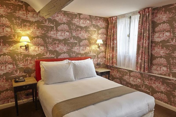 DOUBLE SUPERIOR QUEEN BED Room