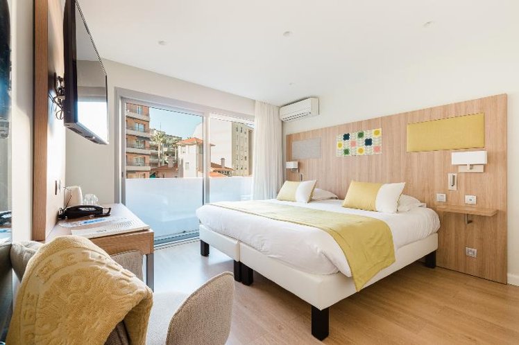 TRIPLE TWO BEDS Room