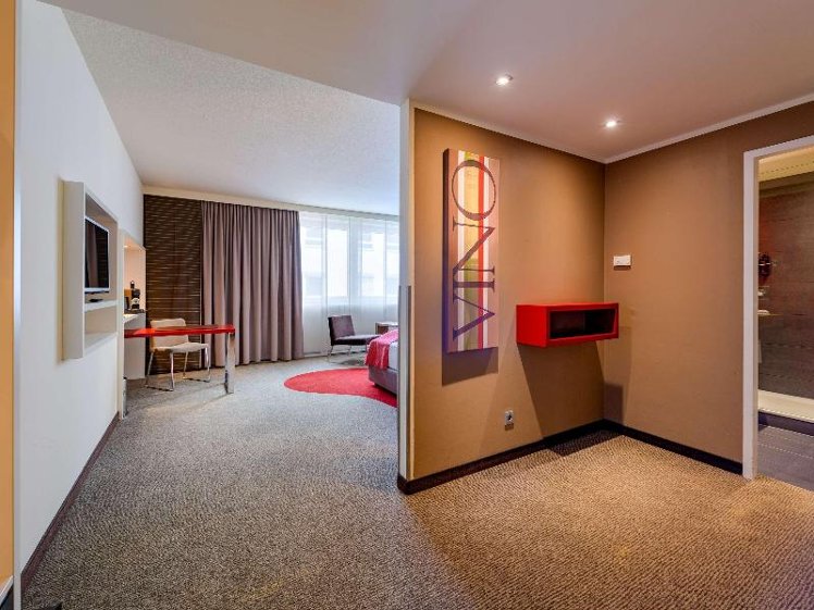 DOUBLE KING SIZE BED Room