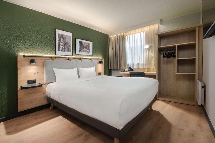 DOUBLE QUEEN SIZE BED Room