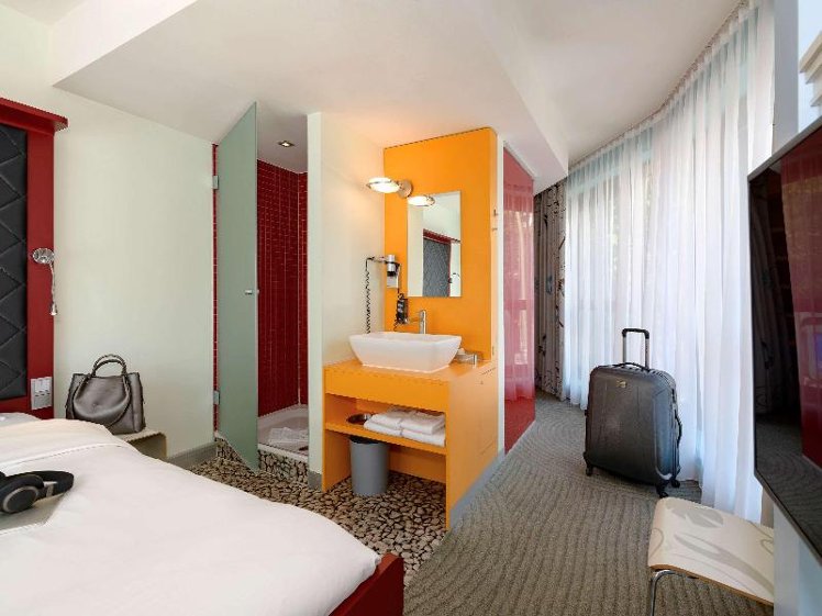 DOUBLE QUEEN SIZE BED Room