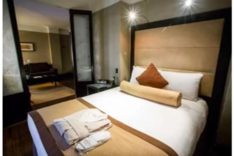 JUNIOR SUITE QUEEN SIZE BED Room