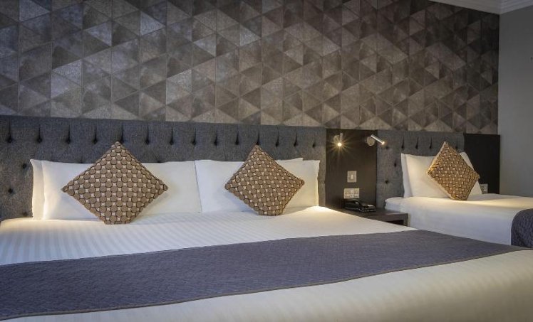 TRIPLE TWO BEDS Room