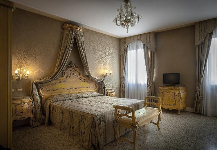 DOUBLE CANAL VIEW Room