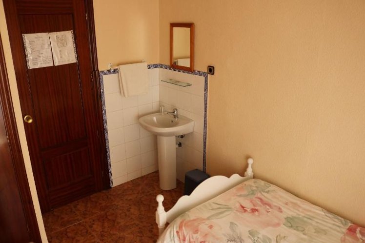 DOUBLE SINGLE USE Shared internal bathroom Room