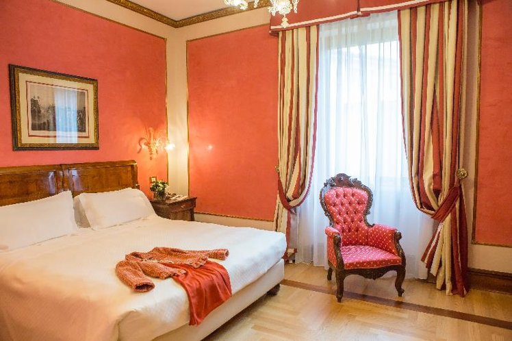TWIN CLASSIC QUEEN BED Room