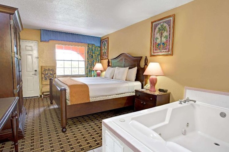 Howard Johnson by Wyndham Lake Front ParkKissimmee