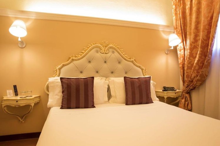 DOUBLE QUEEN SIZE BED Room