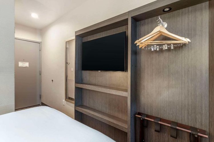 DOUBLE QUEEN SIZE BED Room