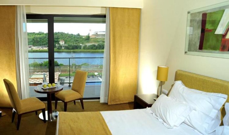 SINGLE SUPERIOR POOL VIEW Room