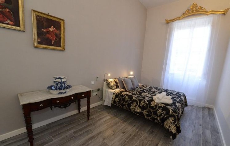 DOUBLE QUEEN SIZE BED Room