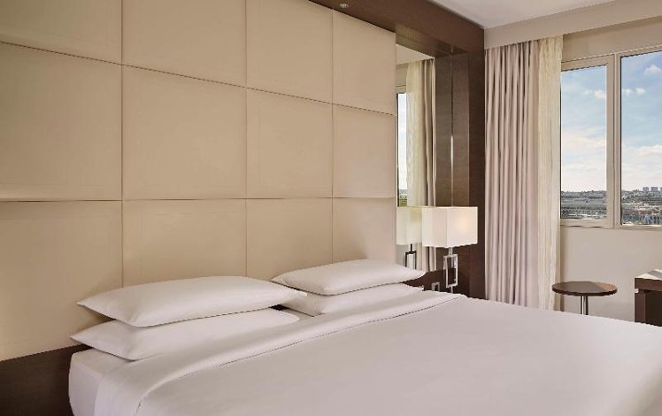 DOUBLE KING SIZE BED Room