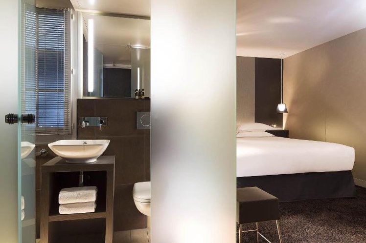 DOUBLE QUEEN SIZE BED Room