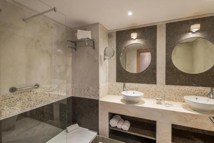 Double or Twin DELUXE Room