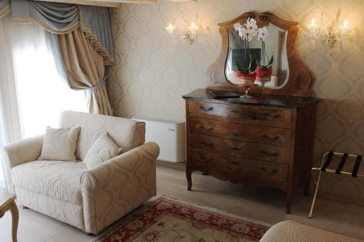 DOUBLE SUPERIOR QUEEN BED Room