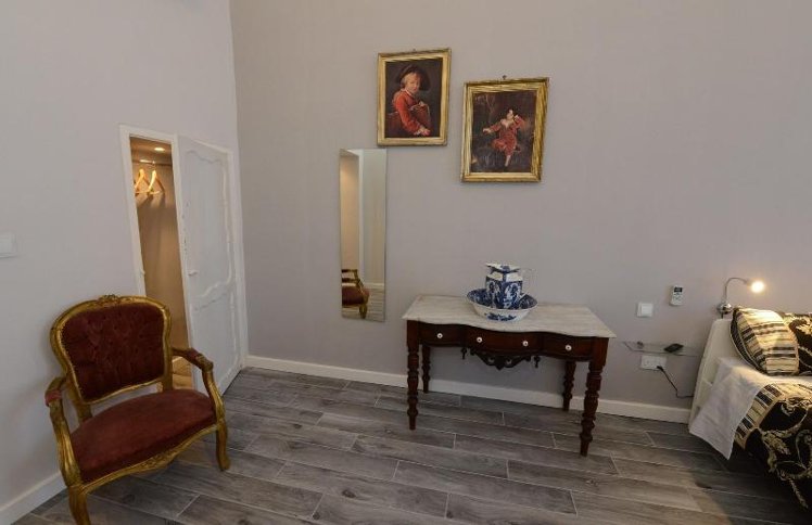 DOUBLE QUEEN SIZE BED Room