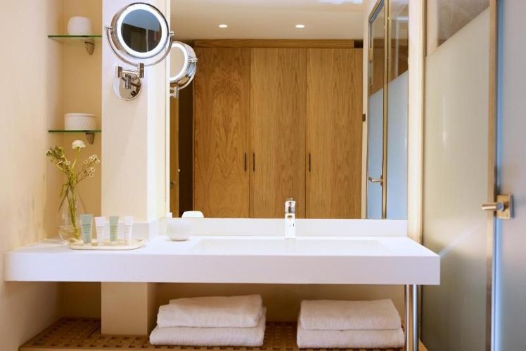 Double or Twin DELUXE Room