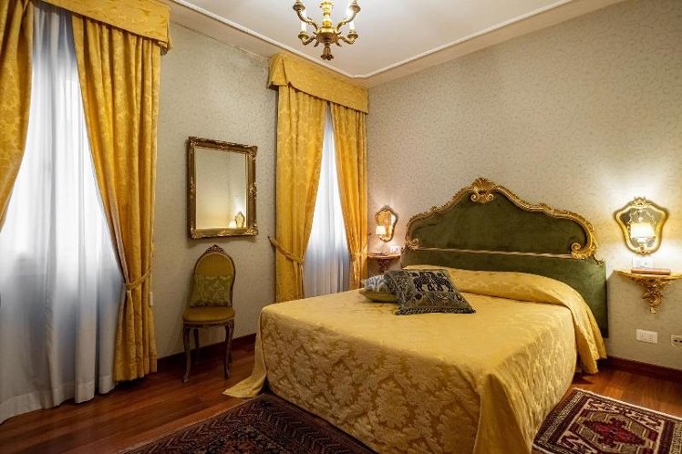 DOUBLE CLASSIC QUEEN BED Room
