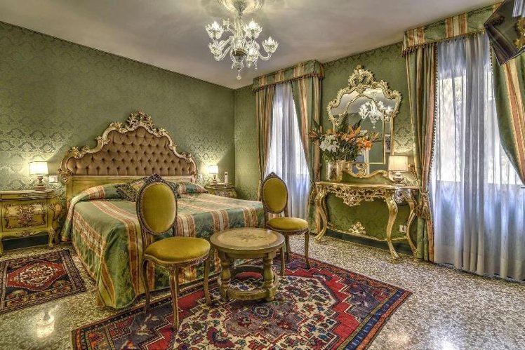 DOUBLE SUPERIOR QUEEN BED Room