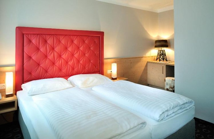 DOUBLE QUEEN SIZE BED Room