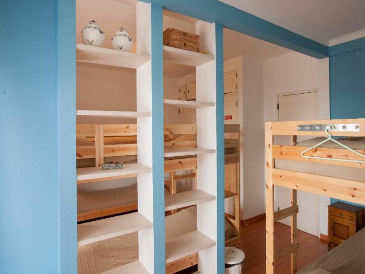 Bed in dormitory CAPACITY 6 Room