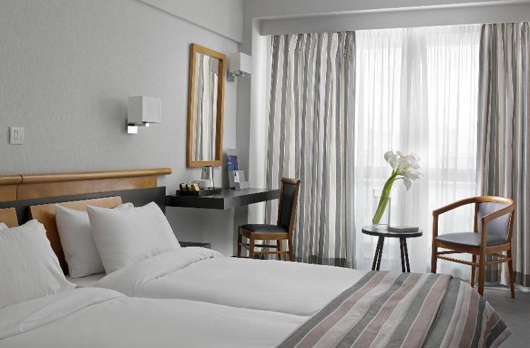 DOUBLE QUEEN SIZE BED Room