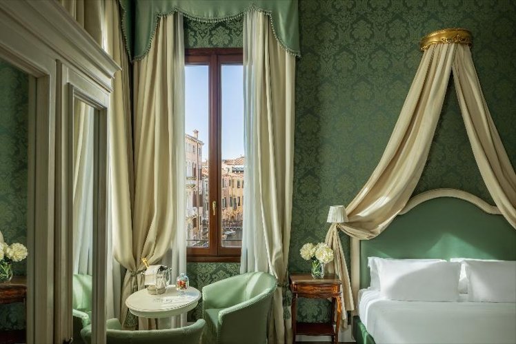 DOUBLE PREMIUM WITH VIEWS Room