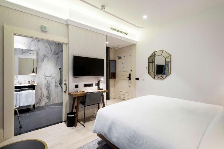 DOUBLE GUEST ROOM KING BED Room