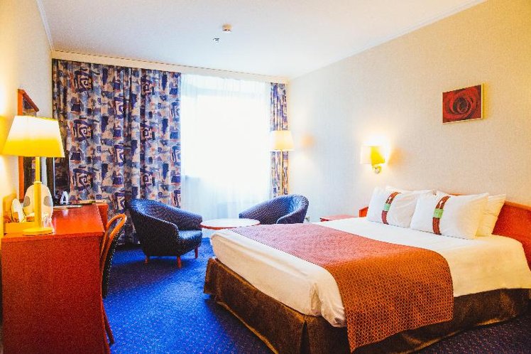 DOUBLE QUEEN SIZE BED Room