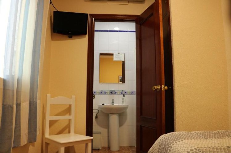 DOUBLE SINGLE USE WITH DOUBLE BED Room