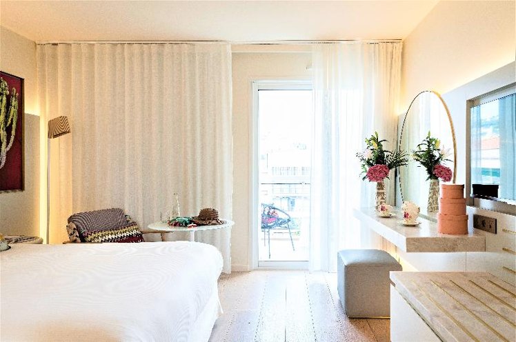DOUBLE DELUXE QUEEN BED Room