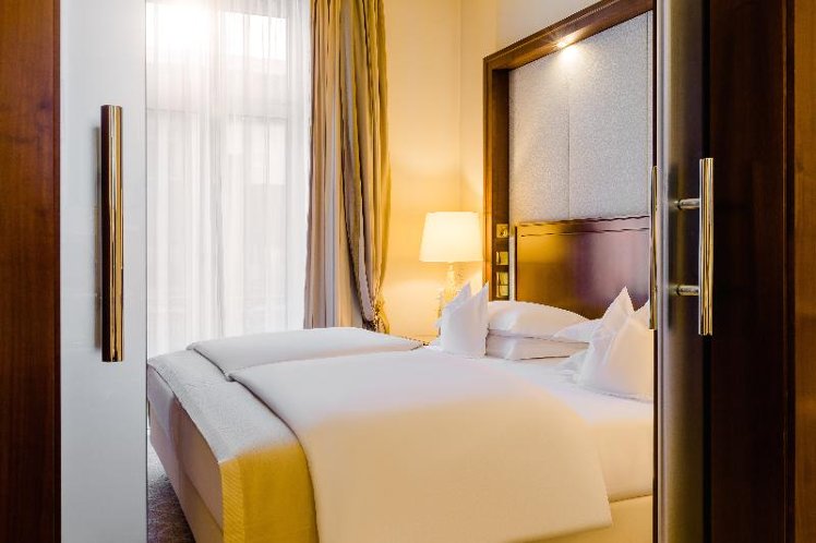 JUNIOR SUITE STANDARD Room